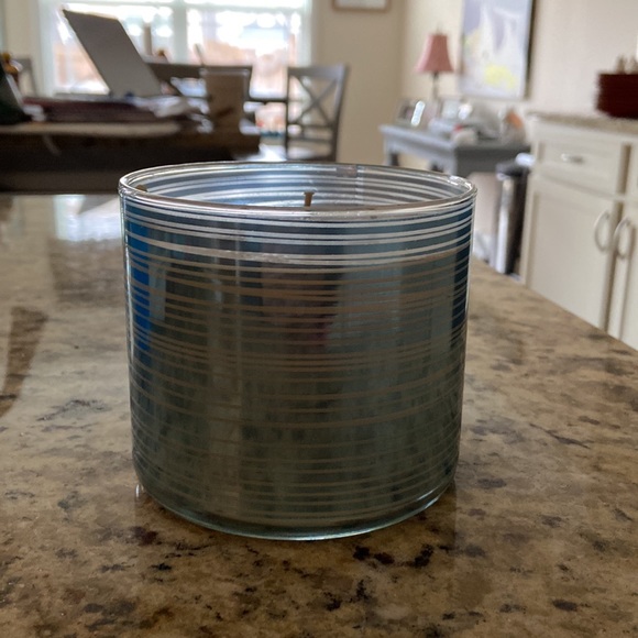 Bath & Body Works Home HTF Winter white petals 3 wick LG candle NEW 14.5oz - Picture 2 of 3